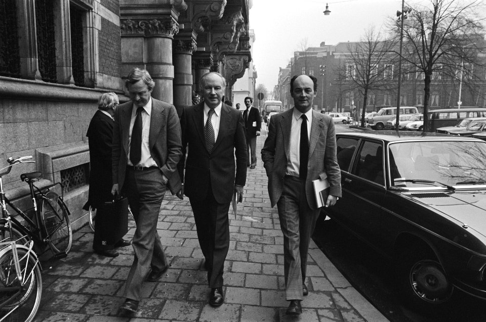 Fractievoorzitters verlaten het Ministerie van Justitie. V.l.n.r. Andriessen (K, Bestanddeelnr 929-0837
