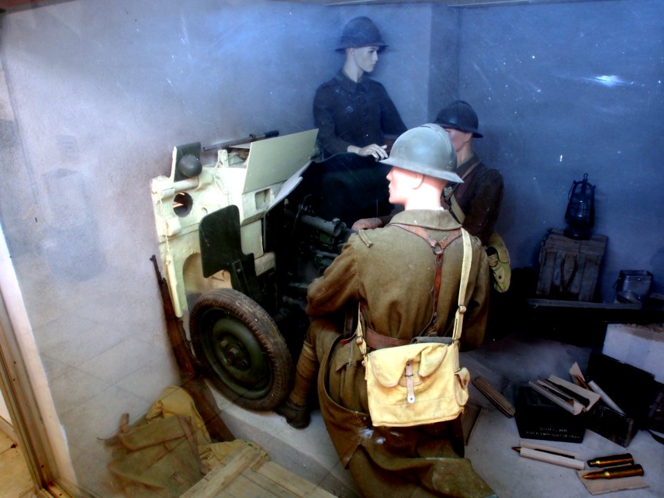 Fort de Fermont and its museum - Mobile cannon inside a kazemat pic1