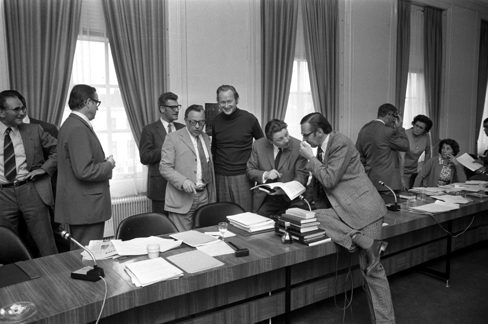 Fractie KVP vergadert, Van Zeil , Kleisterlee, Andriesse Hermers en Notenboom na, Bestanddeelnr 925-9397