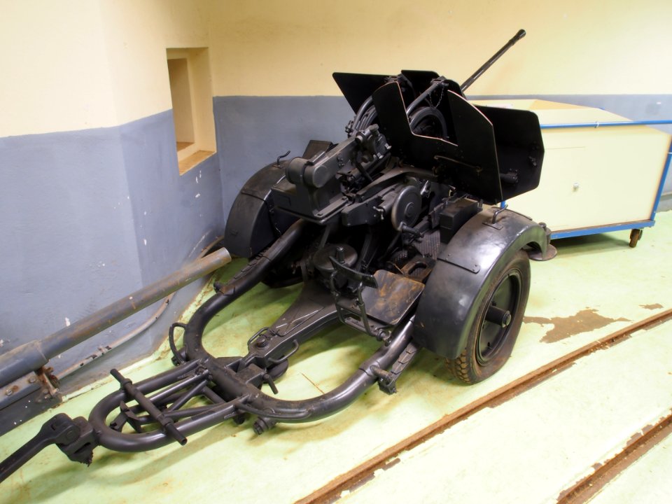 Fort de Fermont and its museum - Ouvrage Fermont - Small AAA gun displayed inside the fort pic2