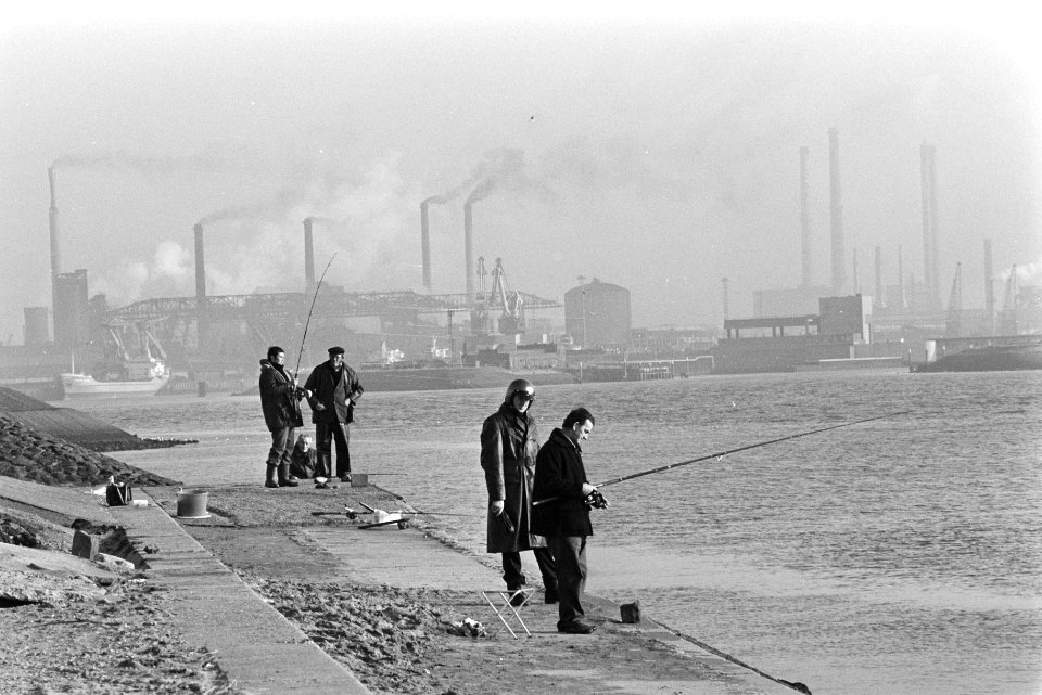 Fraai winterweer vissers bij Wijk aan Zee en hoogovens op achtergrond, Bestanddeelnr 928-3634