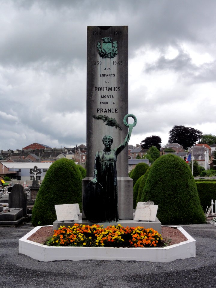 Fourmies (Nord, Fr) cimetière mon aux morts recto