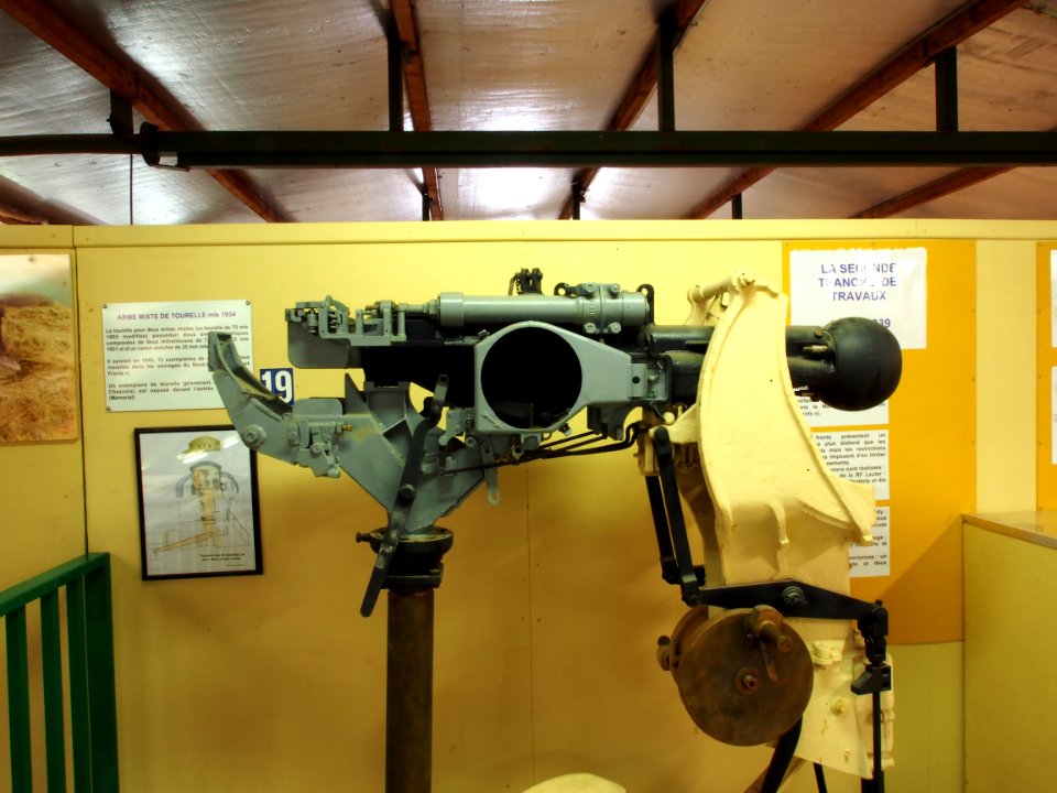 Fort de Fermont and its museum - Ouvrage Fermont - Mixed gun mle 1934, 25mm cannon and twin machine guns pic1