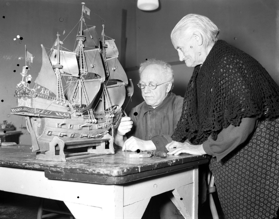 Fraai schip van Karel Klijn (74) tentoonstelling voor ouden van dagen, Bestanddeelnr 906-9818