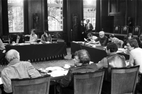Fracties gemeenteraad Amsterdam bijeen in verband met eventuele vorming programc, Bestanddeelnr 929-8086 photo