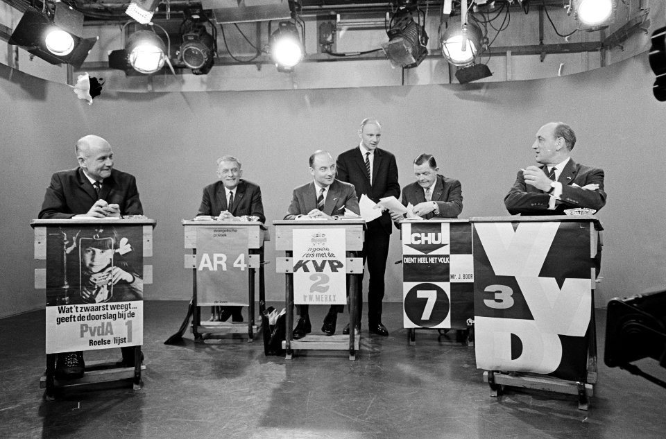 Fractie-voorzitters vijf grote partijen in Avros Televizier drs. Nederhorst , B., Bestanddeelnr 918-9478