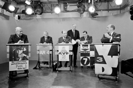 Fractie-voorzitters vijf grote partijen in Avros Televizier drs. Nederhorst , B., Bestanddeelnr 918-9478