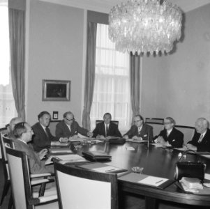 Fractieleiders bij minister president Cals , overzicht tijdens de vergadering, Bestanddeelnr 917-8893