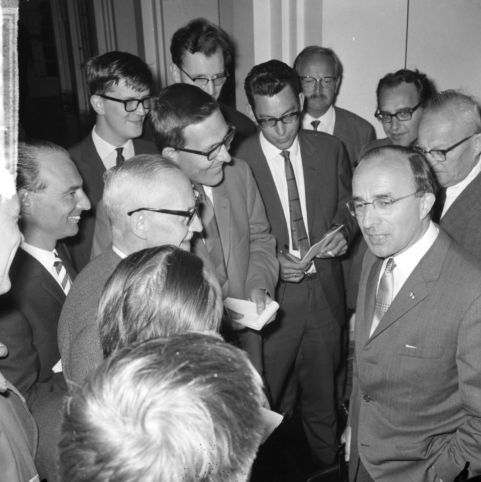 Fractieleiders bij minister president Cals , minister president Cals geeft antwo, Bestanddeelnr 917-8888