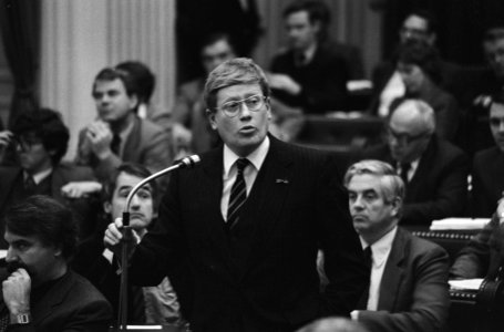 Fractievoorzitter Wiegel (VVD) interrumpeert, Bestanddeelnr 931-8109