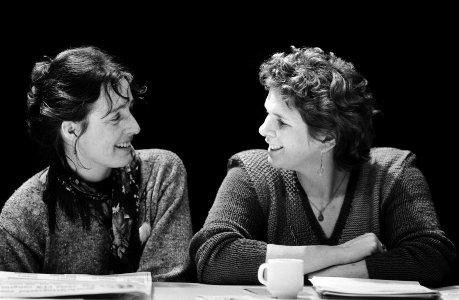 Fractievoorzitter Ina Brouwer (l) in gesprek met vice-partijvoorzitter Elli Izeb, Bestanddeelnr 932-4188