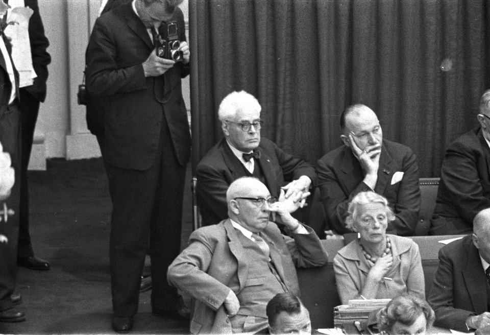 Fractieleiders tijdens de regeringsverklaring van Professor De Quay , leider der, Bestanddeelnr 910-3949
