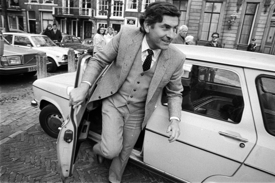 Fractieleider Lubbers (CDA) stapt uit zijn auto voor Paleis Lange Voorhout, Bestanddeelnr 931-7438