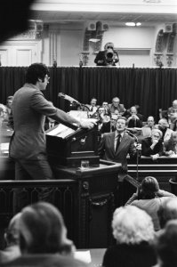 Fractieleider Wiegel (VVD, rechts) interrumpeert Van Thijn (PvdA), Bestanddeelnr 928-8258