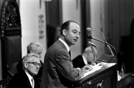 Fractieleider de heer Schmelzer van de K.V.P. aan het woord, Bestanddeelnr 918-3028