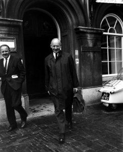 Fracties van de Tweede Kamer vergadert Professor Vondding verlaat de Tweede Kam, Bestanddeelnr 915-2964