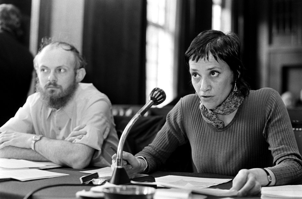 Fractievoorzitster van het Progressief Akkoord Els Agsteribbe (rechts) en Erik M, Bestanddeelnr 927-9253