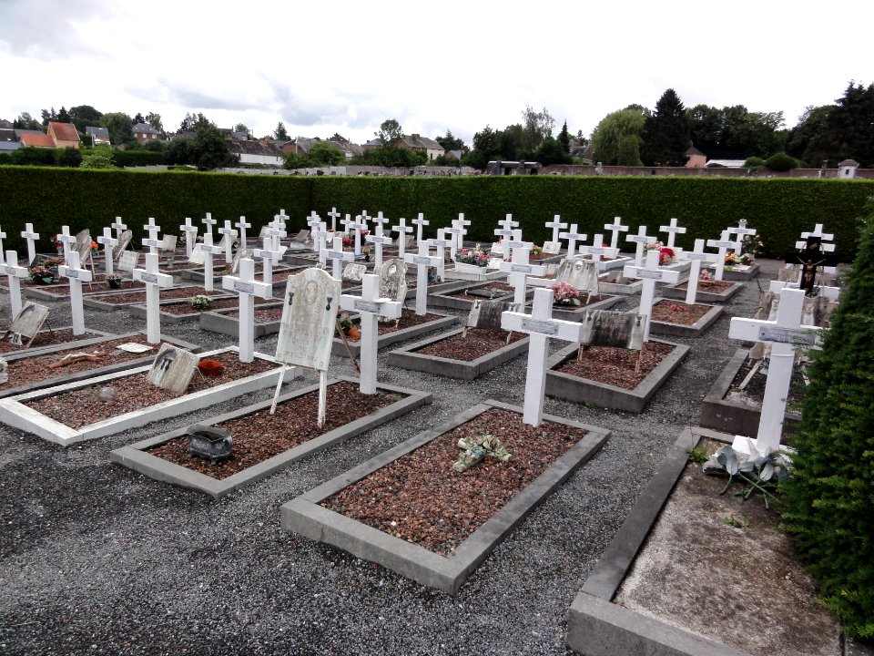 Fourmies (Nord, Fr) extension cimetière communal tombes françaises