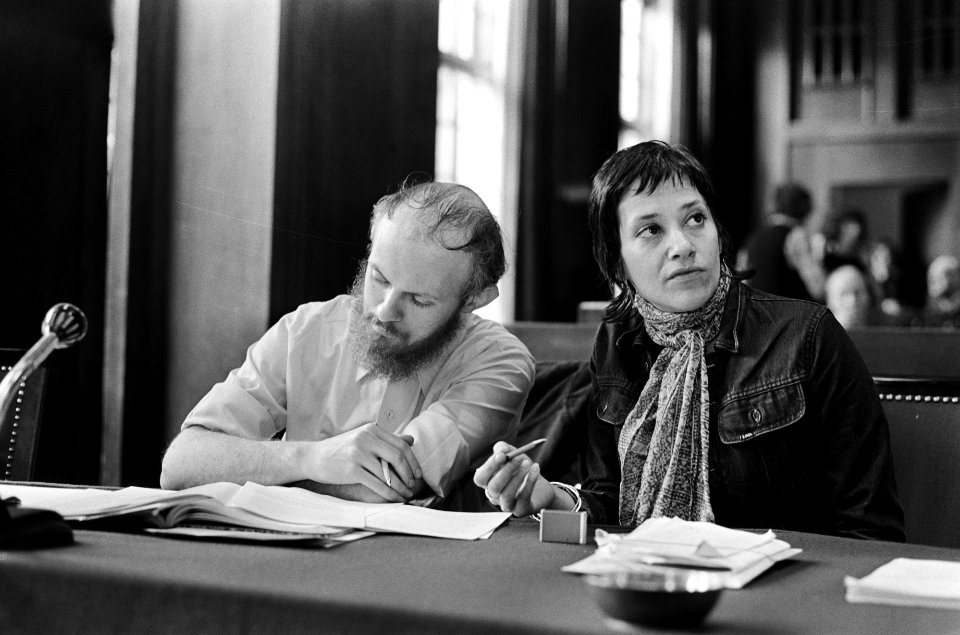 Fractievoorzitster van het Progressief Akkoord Els Agsteribbe (rechts) en Erik M, Bestanddeelnr 927-9254