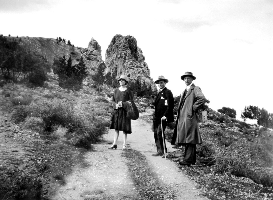 Fröken Atterman, Erik Sjöqvist och John Lindros. St. Hilarion. väg - SMVK - C01532