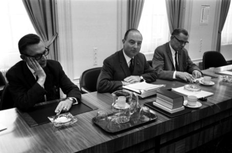 Fractieoverleg van de KVP met in het midden Drs. W.K.N. (Norbert) Schmelzer (KVP, Bestanddeelnr 919-7895