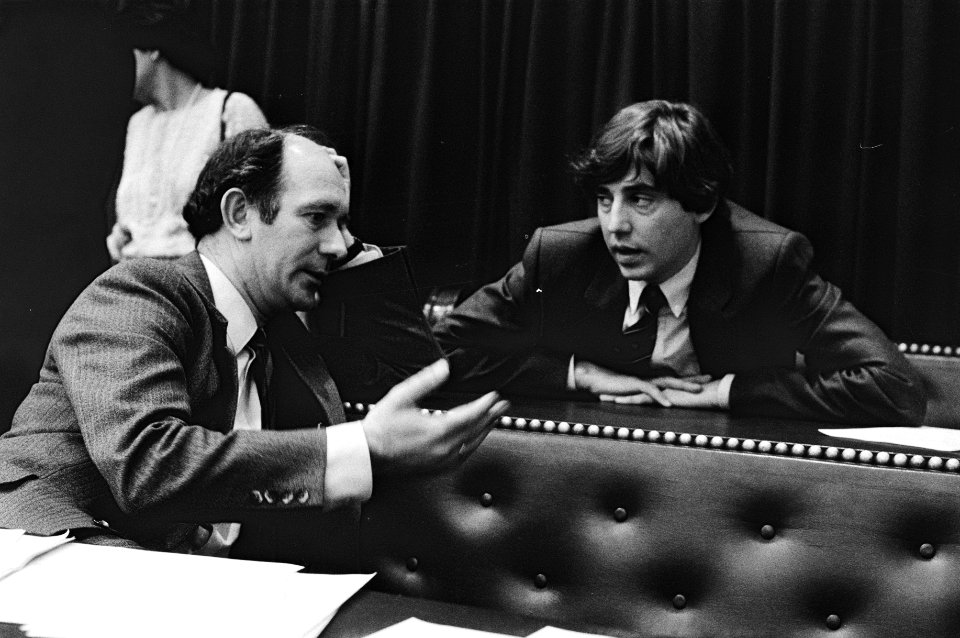 Fractieleider De Vries (CDA) (l) en dhr. Nijpels (VVD) in de bankjes, Bestanddeelnr 932-5922