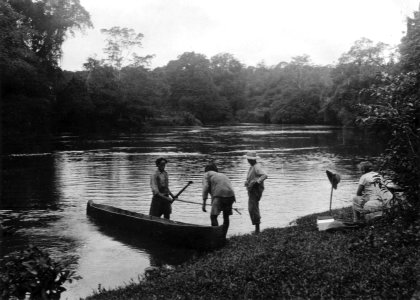 Från exp. till bogotáindianernas land. På stranden sitter Olga Nordenskiöld. Rio Calevebora. Panama - SMVK - 004250