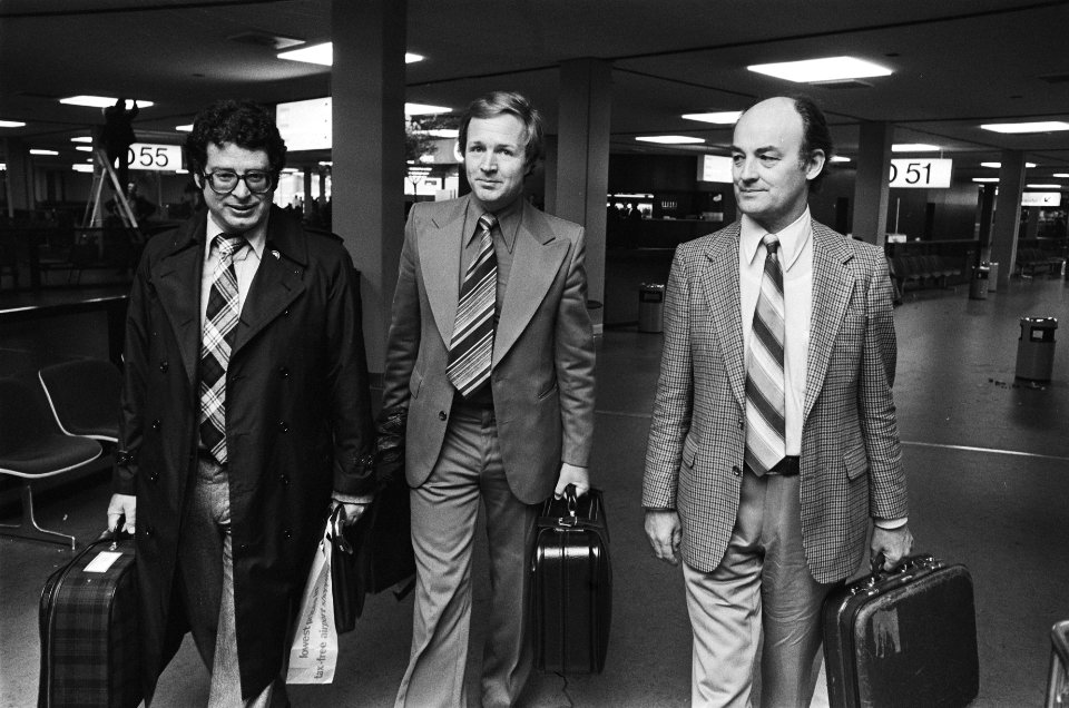 Fractieleiders vanaf Schiphol naar Engeland v.l.n.r. Van Thijn (PvdA), Terlouw , Bestanddeelnr 929-8033