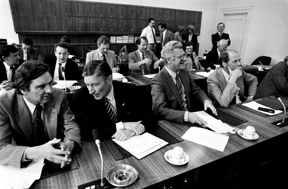 Fractieberaad van de partijen in Den Haag na de Tweede Kamerverkiezingen v.l.…, Bestanddeelnr 931-5128