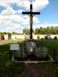 Fréménil (M-et-M) croix de cimetière, monument aux morts