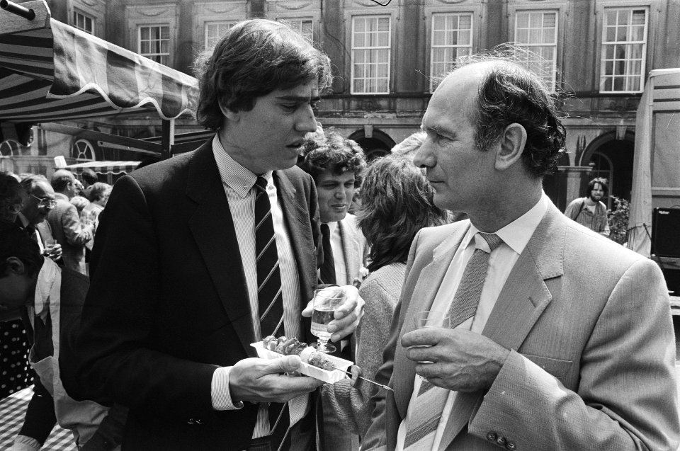 Fractieleider Ed Nijpels (VVD) (l) en Bert de Vries (CDA), Bestanddeelnr 932-6387