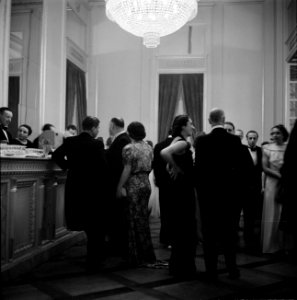 Foyer van de scala in Milaan tijdens een pauze, Bestanddeelnr 254-5326