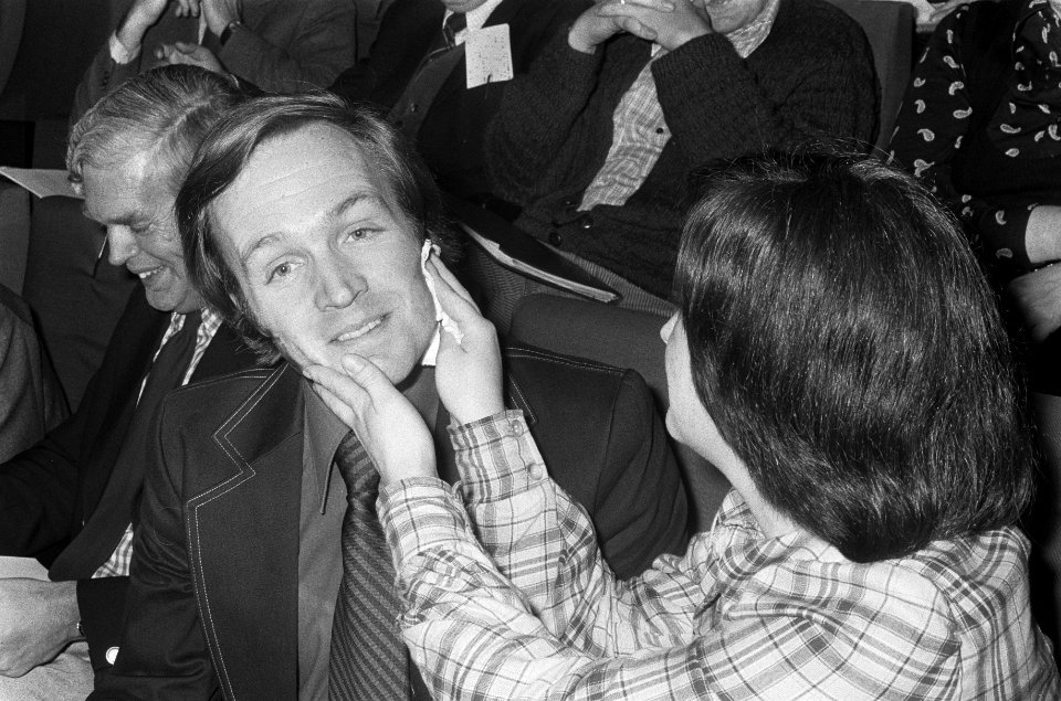 Fractievoorzitter in de Eerste Kamer Paula Wessen veegt het gezicht van Jan Ter…, Bestanddeelnr 926-8486