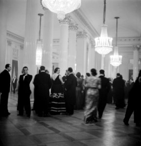 Foyer van de scala in Milaan tijdens een pauze, Bestanddeelnr 254-5325