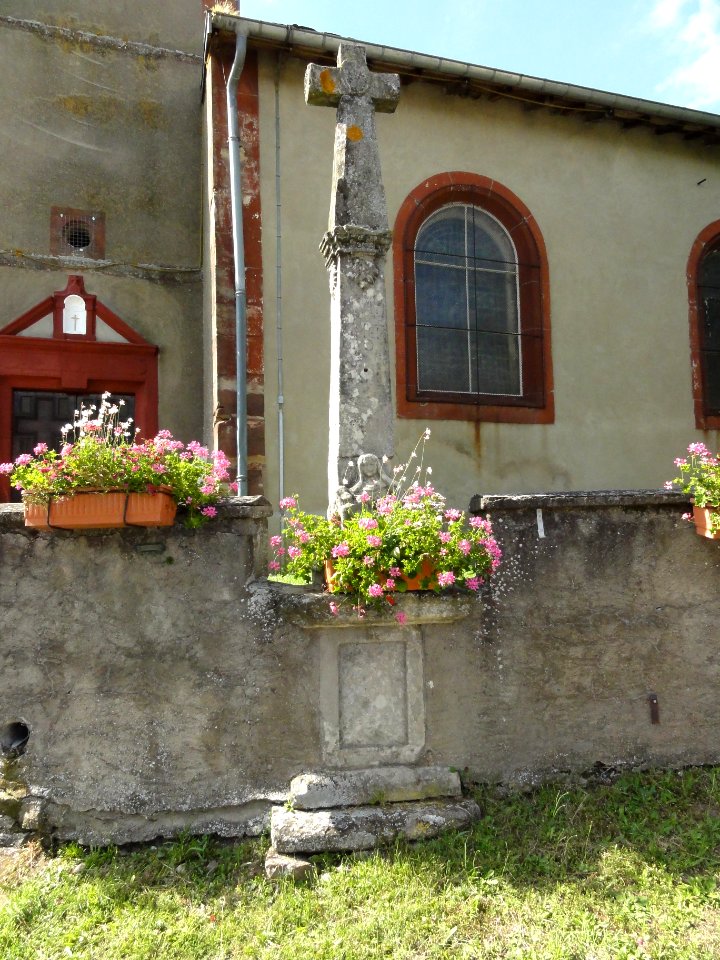 Fréménil (M-et-M) église, croix ancien cimetière