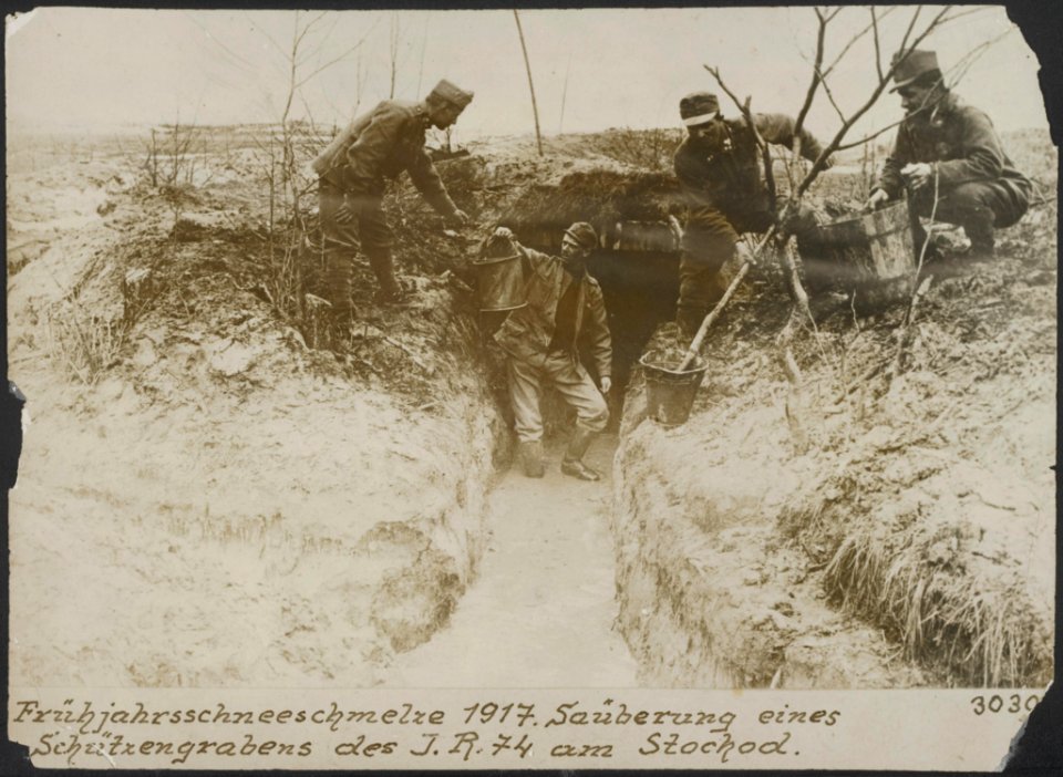 Frühjahsschneeschmelze 1917. Säuberiung eines Schützengrabens des I.R. 74 am Sto, Bestanddeelnr 158-2389