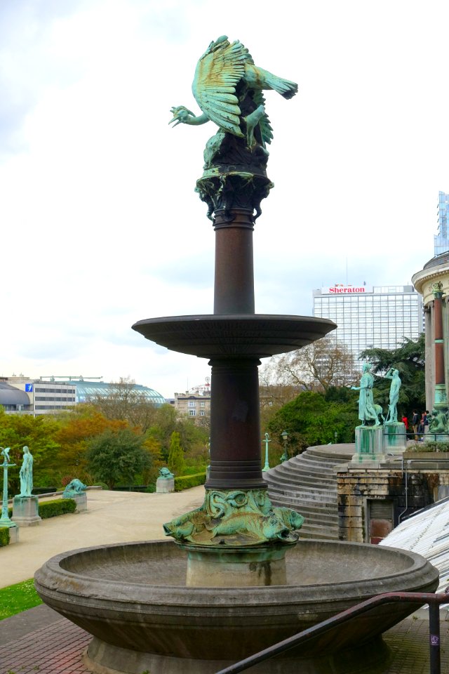 Fountain with bird - Botanical Garden of Brussels - Brussels, Belgium - DSC06684