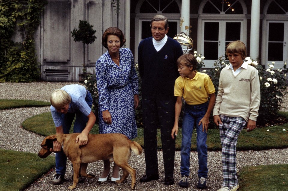 Fotosessie Koninklijke Familie op Huis ten Bosch het gehele gezin in de tuin, Bestanddeelnr 253-8764