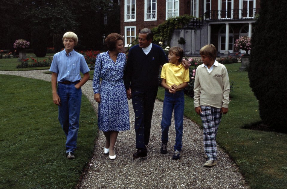 Fotosessie Koninklijke Familie op Huis ten Bosch het gehele gezin in de tuin, Bestanddeelnr 253-8763