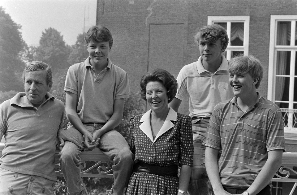 Foto-uurtje Koninklijke familie v.l.n.r. Prins Claus, Prins Constantijn, Koning, Bestanddeelnr 933-3714