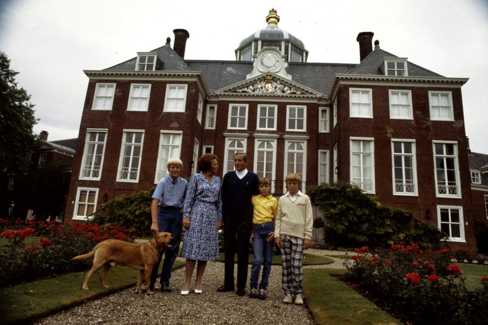 Fotosessie Koninklijke Familie op Huis ten Bosch het gehele gezin in de tuin, , Bestanddeelnr 253-8766