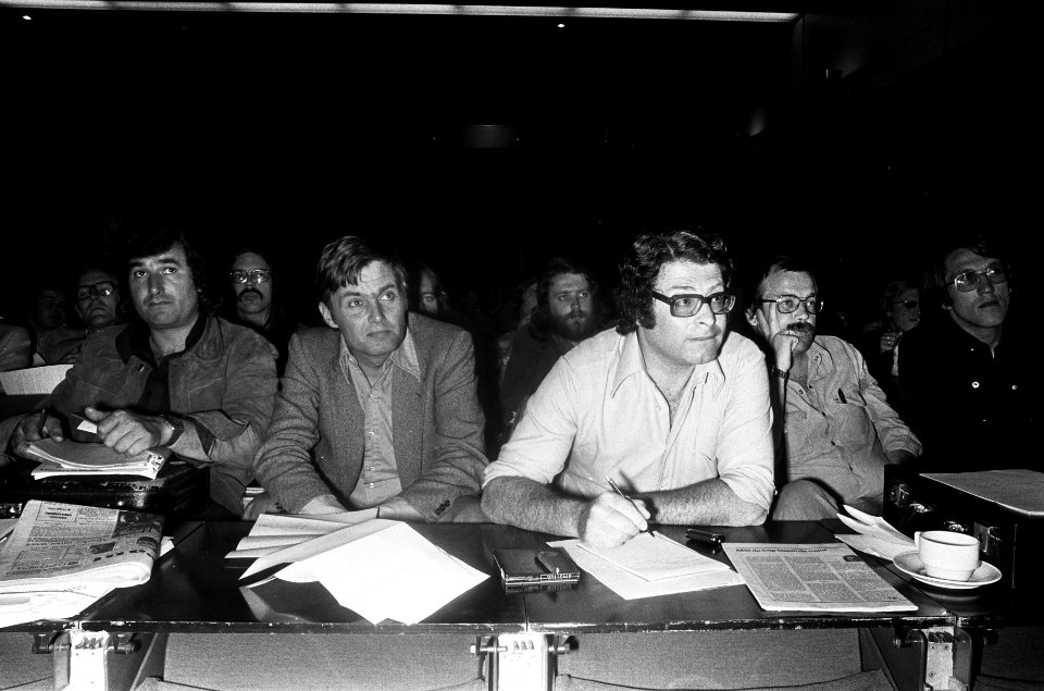 Fractievoorzitter Van Thijn (rechts) en Dankert (links), Bestanddeelnr 927-9888