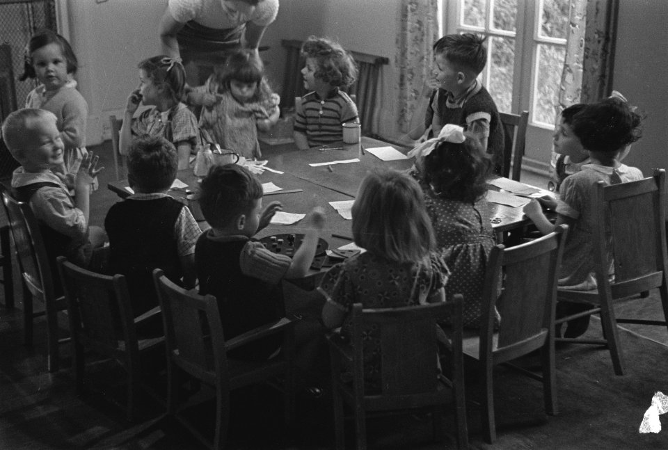 Fotoserie kinderopvang cq kinderbewaarplaats The litltle ones at their lesson, Bestanddeelnr 935-2112