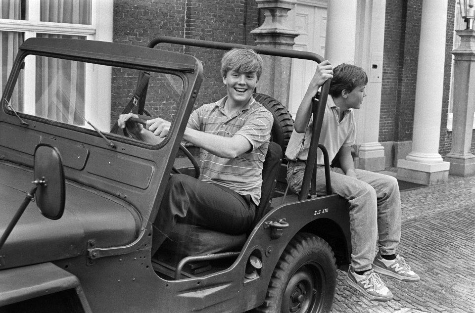 Foto-uurtje Koninklijke familie Prins Willem Alexander rijdend in een jeep, ach, Bestanddeelnr 933-3701