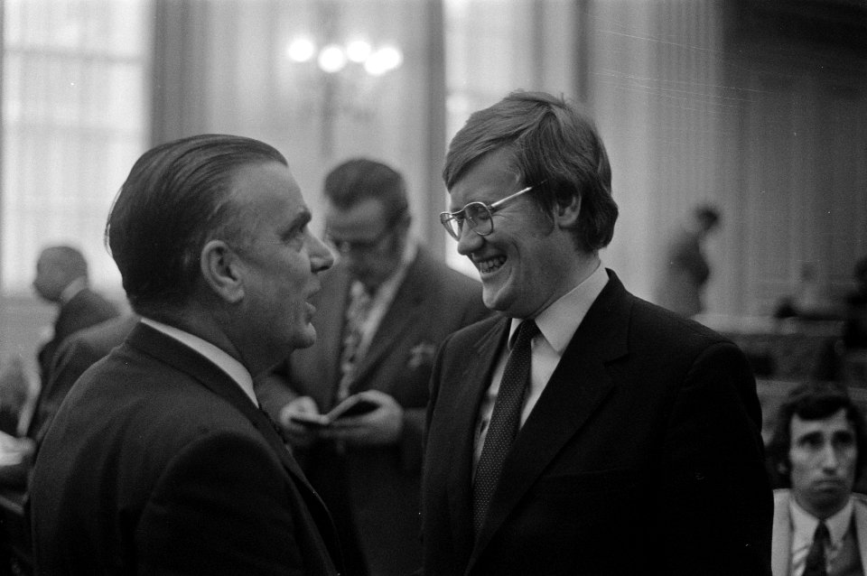 Fractievoorzitters Jan Berger (l) van DS'70 en Hans Wiegel van de VVD, Bestanddeelnr 925-6820