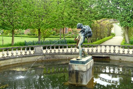 Fountain - Buscot Park Gardens - Oxfordshire, England - DSC00231