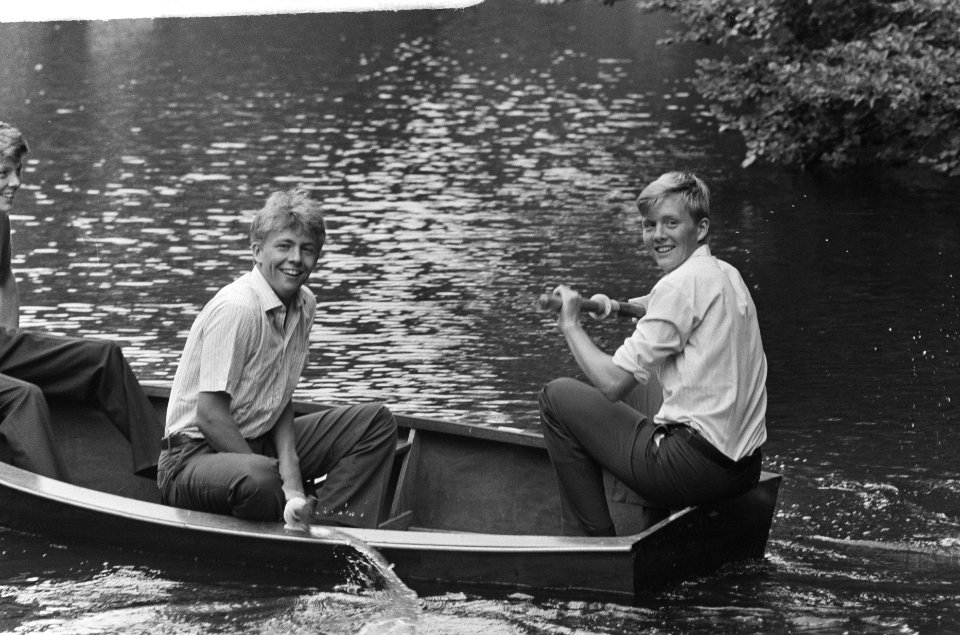 Foto-uurtje Koninklijke Familie op Huis Ten Bosch vlnr in een bootje Prins Wil, Bestanddeelnr 933-7231