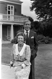 Foto-uurtje Koninklijke Familie op Huis Ten Bosch Koningin Beatrix en Prins Cl, Bestanddeelnr 933-7238