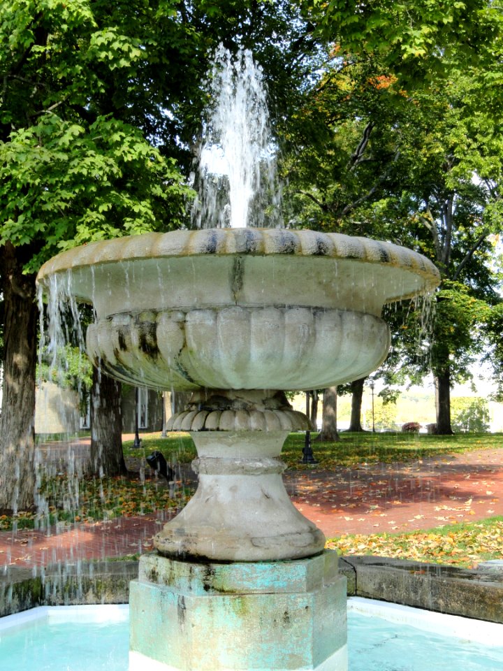 Fountain - Kentucky Old State Capitol - DSC09286