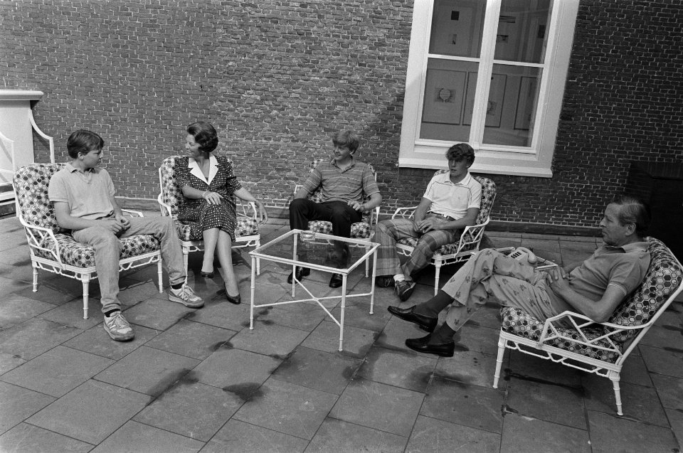 Foto-uurtje Koninklijke familie v.l.n.r. Constantijn, Koningin Beatrix , Willem, Bestanddeelnr 933-3717